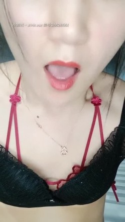 疫情之下，舞蹈培训班老师经济紧张，【舞蹈老师】专业人士就是不一样，裸舞一招一式尽是风情，风骚自慰淫水溢出粉穴 截图3