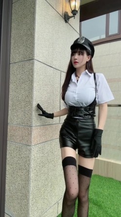 【爆乳女神 ️重磅核弹】秀人网巨乳网红『朱可儿』最新制服诱惑私拍 制服女神的另一面 神似AV女优 高清720P原版 截图1