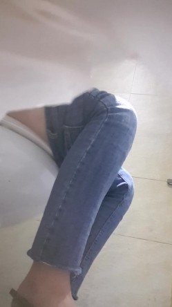 高手潜入夜店躲藏女厕障碍物做掩护现场实拍各种丝袜蕾丝内裤大长腿美眉方便气质不输明星美女先吐后尿 截图1