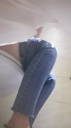 高手潜入夜店躲藏女厕障碍物做掩护现场实拍各种丝袜蕾丝内裤大长腿美眉方便气质不输明星美女先吐后尿 截图2