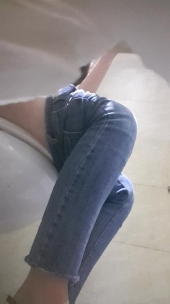 高手潜入夜店躲藏女厕障碍物做掩护现场实拍各种丝袜蕾丝内裤大长腿美眉方便气质不输明星美女先吐后尿 截图3
