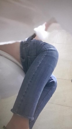 高手潜入夜店躲藏女厕障碍物做掩护现场实拍各种丝袜蕾丝内裤大长腿美眉方便气质不输明星美女先吐后尿 截图4