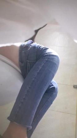 高手潜入夜店躲藏女厕障碍物做掩护现场实拍各种丝袜蕾丝内裤大长腿美眉方便气质不输明星美女先吐后尿 截图5