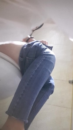 高手潜入夜店躲藏女厕障碍物做掩护现场实拍各种丝袜蕾丝内裤大长腿美眉方便气质不输明星美女先吐后尿 截图6