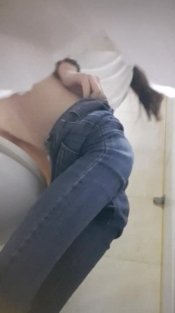 高手潜入夜店躲藏女厕障碍物做掩护现场实拍各种丝袜蕾丝内裤大长腿美眉方便气质不输明星美女先吐后尿 截图7