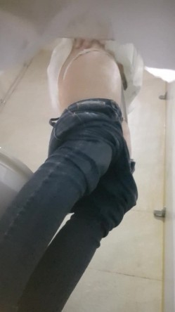 高手潜入夜店躲藏女厕障碍物做掩护现场实拍各种丝袜蕾丝内裤大长腿美眉方便气质不输明星美女先吐后尿 截图8