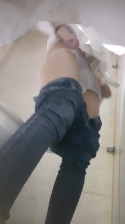高手潜入夜店躲藏女厕障碍物做掩护现场实拍各种丝袜蕾丝内裤大长腿美眉方便气质不输明星美女先吐后尿 截图9