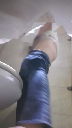 高手潜入夜店躲藏女厕障碍物做掩护现场实拍各种丝袜蕾丝内裤大长腿美眉方便气质不输明星美女先吐后尿 截图11