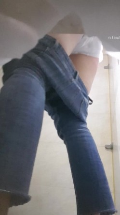 高手潜入夜店躲藏女厕障碍物做掩护现场实拍各种丝袜蕾丝内裤大长腿美眉方便气质不输明星美女先吐后尿 截图12