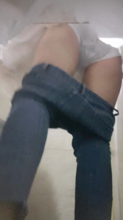 高手潜入夜店躲藏女厕障碍物做掩护现场实拍各种丝袜蕾丝内裤大长腿美眉方便气质不输明星美女先吐后尿 截图13