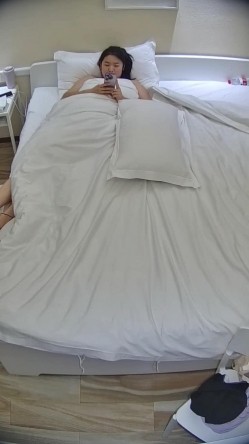 公寓酒店 少妇一边吃饭一边用脚摩挲男人鸡巴 饭没吃完就上了床 翘起的屁股 露出的阴毛 谁不硬 截图1