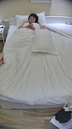 公寓酒店 少妇一边吃饭一边用脚摩挲男人鸡巴 饭没吃完就上了床 翘起的屁股 露出的阴毛 谁不硬 截图2