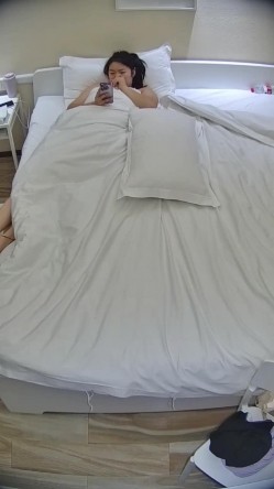 公寓酒店 少妇一边吃饭一边用脚摩挲男人鸡巴 饭没吃完就上了床 翘起的屁股 露出的阴毛 谁不硬 截图3