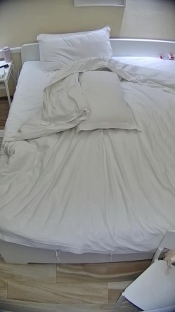 公寓酒店 少妇一边吃饭一边用脚摩挲男人鸡巴 饭没吃完就上了床 翘起的屁股 露出的阴毛 谁不硬 截图4