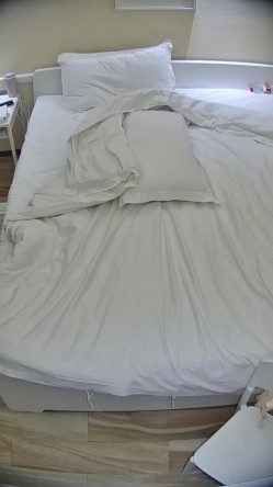 公寓酒店 少妇一边吃饭一边用脚摩挲男人鸡巴 饭没吃完就上了床 翘起的屁股 露出的阴毛 谁不硬 截图5