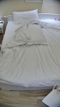 公寓酒店 少妇一边吃饭一边用脚摩挲男人鸡巴 饭没吃完就上了床 翘起的屁股 露出的阴毛 谁不硬 截图8