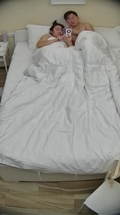 公寓酒店 少妇一边吃饭一边用脚摩挲男人鸡巴 饭没吃完就上了床 翘起的屁股 露出的阴毛 谁不硬 截图10