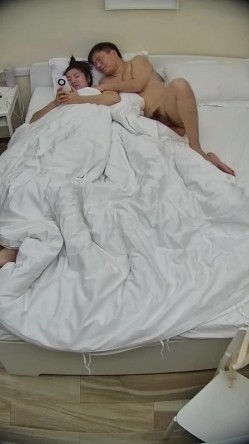 公寓酒店 少妇一边吃饭一边用脚摩挲男人鸡巴 饭没吃完就上了床 翘起的屁股 露出的阴毛 谁不硬 截图14