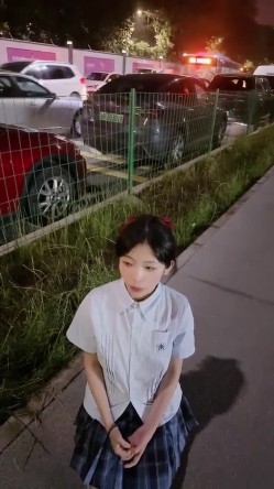 极品白虎逼大学生外卖媛李婷被包皮屌变态金主调教户外露出喝尿打得遍体鳞伤 截图1