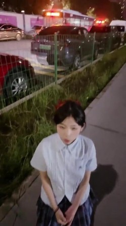 极品白虎逼大学生外卖媛李婷被包皮屌变态金主调教户外露出喝尿打得遍体鳞伤 截图2