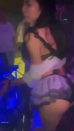 【KTV里那些事4】小姐姐们各种玩暗黑 靓丽公主激情裸舞 卖弄风骚逗老板开心 口交自慰打炮任意玩 有钱人的玩物 截图1