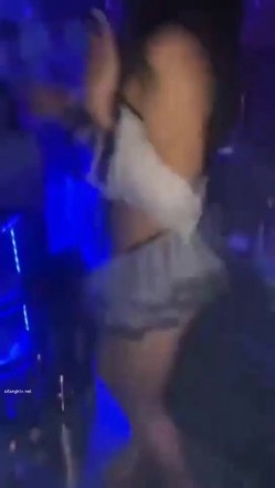 【KTV里那些事4】小姐姐们各种玩暗黑 靓丽公主激情裸舞 卖弄风骚逗老板开心 口交自慰打炮任意玩 有钱人的玩物 截图5