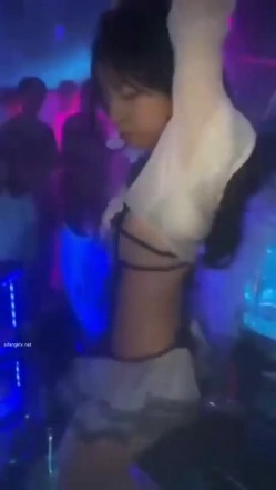 【KTV里那些事4】小姐姐们各种玩暗黑 靓丽公主激情裸舞 卖弄风骚逗老板开心 口交自慰打炮任意玩 有钱人的玩物 截图8