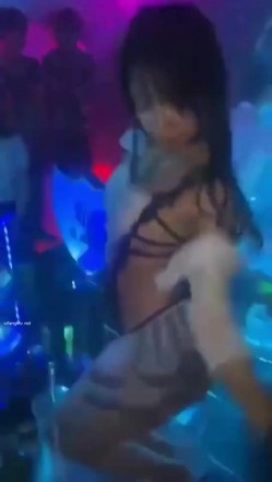 【KTV里那些事4】小姐姐们各种玩暗黑 靓丽公主激情裸舞 卖弄风骚逗老板开心 口交自慰打炮任意玩 有钱人的玩物 截图9