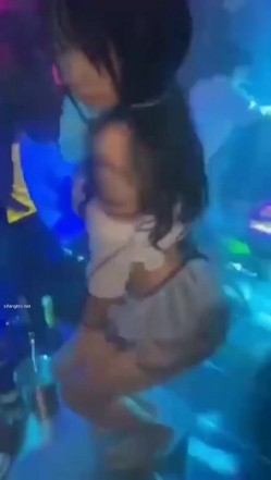 【KTV里那些事4】小姐姐们各种玩暗黑 靓丽公主激情裸舞 卖弄风骚逗老板开心 口交自慰打炮任意玩 有钱人的玩物 截图10