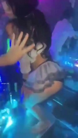 【KTV里那些事4】小姐姐们各种玩暗黑 靓丽公主激情裸舞 卖弄风骚逗老板开心 口交自慰打炮任意玩 有钱人的玩物 截图11