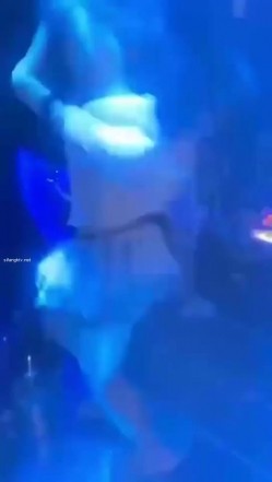 【KTV里那些事4】小姐姐们各种玩暗黑 靓丽公主激情裸舞 卖弄风骚逗老板开心 口交自慰打炮任意玩 有钱人的玩物 截图13