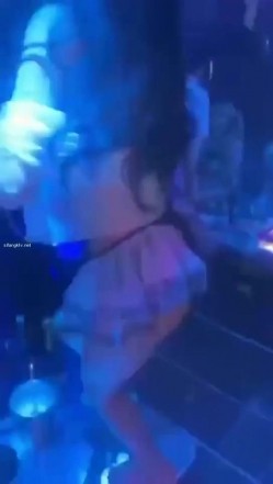 【KTV里那些事4】小姐姐们各种玩暗黑 靓丽公主激情裸舞 卖弄风骚逗老板开心 口交自慰打炮任意玩 有钱人的玩物 截图14
