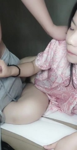 北京骚逼少妇真骚跟炮友激情啪啪还没带套，深喉口交多体位抽插直接内射，用手抠出精子来塞嘴里吃，真他么淫荡 截图2