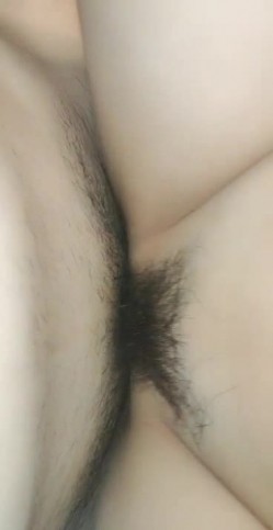北京骚逼少妇真骚跟炮友激情啪啪还没带套，深喉口交多体位抽插直接内射，用手抠出精子来塞嘴里吃，真他么淫荡 截图8