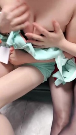 嫂子 丝滑香气的人妻，这大腿美极了，和闺蜜一起双双下海，丝袜包裹的小丛林都流水了 截图7