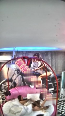 萤石云大学城附近酒店偷拍 ️学生情侣开房小哥拿着手机一边草一边拍逼 截图5