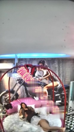 萤石云大学城附近酒店偷拍 ️学生情侣开房小哥拿着手机一边草一边拍逼 截图16