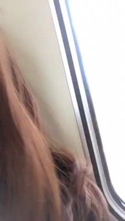 动车上艳遇记，闷骚少妇勾引没有座位站在过道的帅锅，拉进厕所吃鸡，吃得太开心啦，吃完出来还咯咯笑！ 截图1