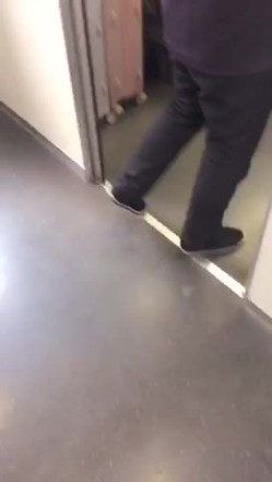 动车上艳遇记，闷骚少妇勾引没有座位站在过道的帅锅，拉进厕所吃鸡，吃得太开心啦，吃完出来还咯咯笑！ 截图2