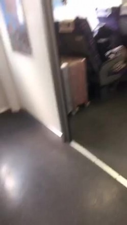动车上艳遇记，闷骚少妇勾引没有座位站在过道的帅锅，拉进厕所吃鸡，吃得太开心啦，吃完出来还咯咯笑！ 截图3