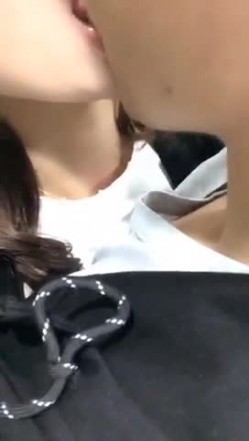 动车上艳遇记，闷骚少妇勾引没有座位站在过道的帅锅，拉进厕所吃鸡，吃得太开心啦，吃完出来还咯咯笑！ 截图9