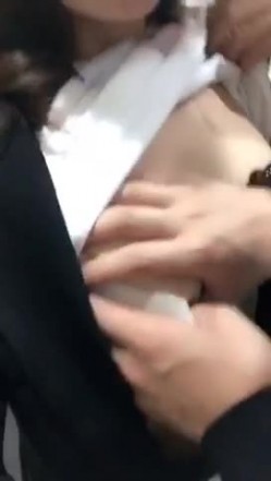 动车上艳遇记，闷骚少妇勾引没有座位站在过道的帅锅，拉进厕所吃鸡，吃得太开心啦，吃完出来还咯咯笑！ 截图10