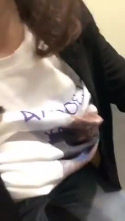 动车上艳遇记，闷骚少妇勾引没有座位站在过道的帅锅，拉进厕所吃鸡，吃得太开心啦，吃完出来还咯咯笑！ 截图11