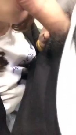 动车上艳遇记，闷骚少妇勾引没有座位站在过道的帅锅，拉进厕所吃鸡，吃得太开心啦，吃完出来还咯咯笑！ 截图12