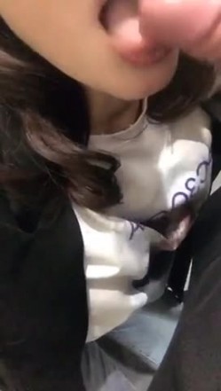 动车上艳遇记，闷骚少妇勾引没有座位站在过道的帅锅，拉进厕所吃鸡，吃得太开心啦，吃完出来还咯咯笑！ 截图13