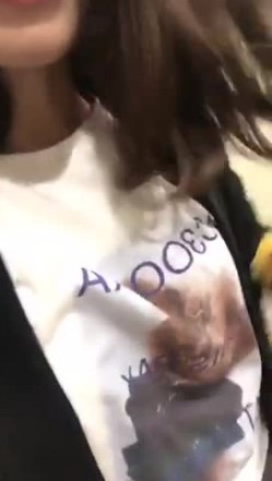 动车上艳遇记，闷骚少妇勾引没有座位站在过道的帅锅，拉进厕所吃鸡，吃得太开心啦，吃完出来还咯咯笑！ 截图16