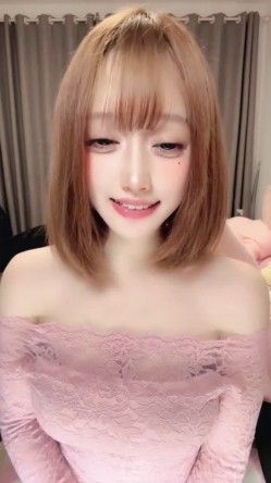 甜美短发校花女神【性感小兔】颜值高身材好尺度大的极品学生妹全裸热舞 一丝不挂雪白裸体和无毛粉穴让人血压飙升 截图5