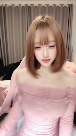 甜美短发校花女神【性感小兔】颜值高身材好尺度大的极品学生妹全裸热舞 一丝不挂雪白裸体和无毛粉穴让人血压飙升 截图6