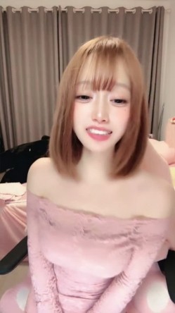 甜美短发校花女神【性感小兔】颜值高身材好尺度大的极品学生妹全裸热舞 一丝不挂雪白裸体和无毛粉穴让人血压飙升 截图13