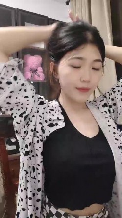 【七七爱吃饭】，湖南妹子，高颜值清纯9分，极品美乳，阴毛长，阴唇粉，让人心动的初恋女神 截图2